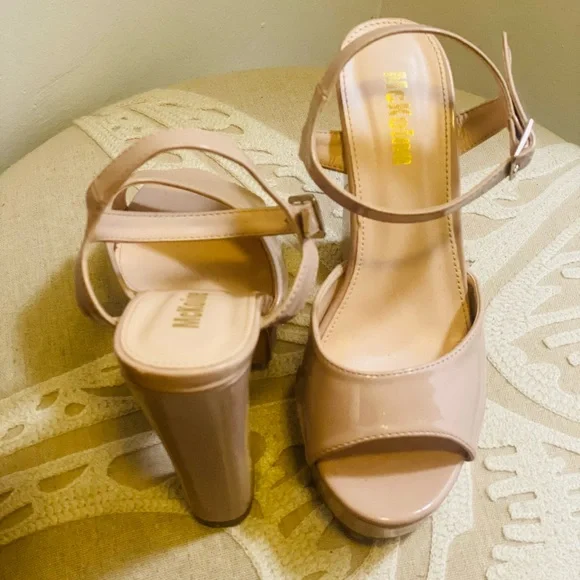 Woman Heels - Picture 4 of 4